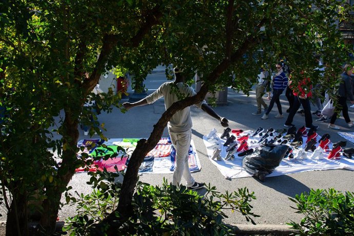 Coronavirus.- El Sindicato Mantero de Barcelona pide alimentos para los manteros