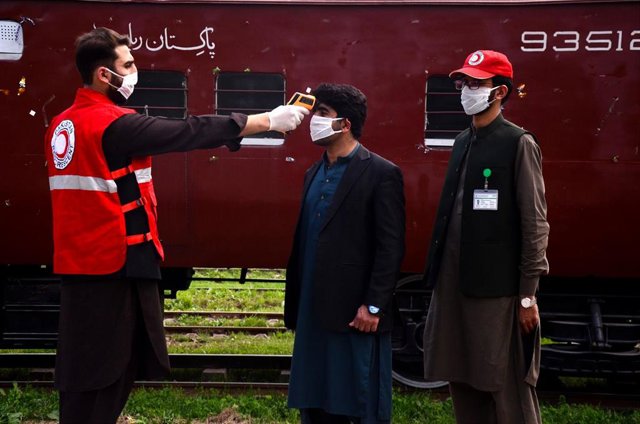 Prueba de temperatura a un hombre en Peshawar, en Pakistán, en medio de la pandemia de coronavirus