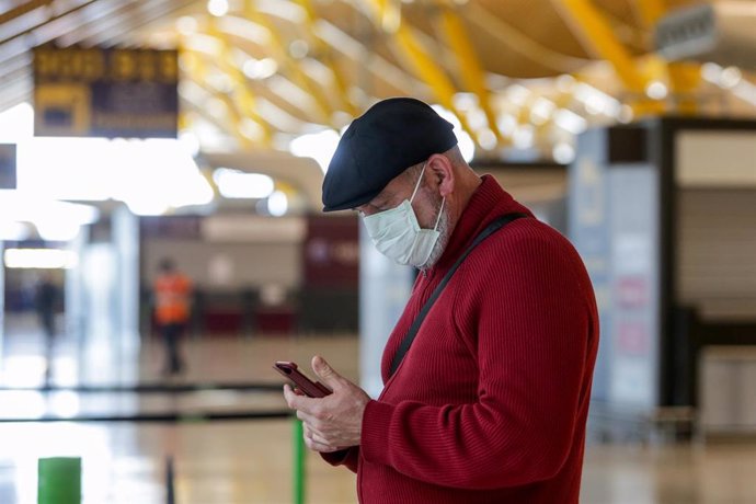 Un hombre se protege con una mascarilla en el Aeropuerto Madrid-Barajas Adolfo Suárez