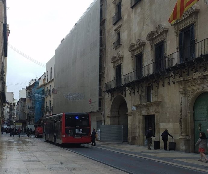 Un autobús circula por delante del Ayuntamiento de Alicante.