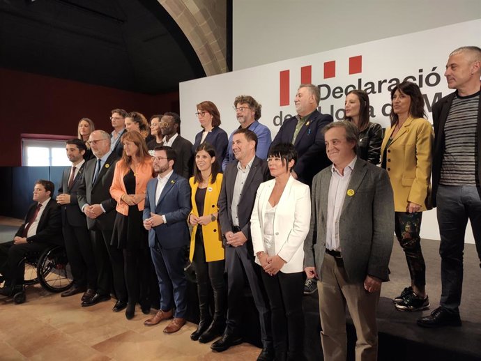 Arnaldo Otegi (Bildu), Marta Vilalta, el vicepresident, Pere Aragons (ERC), el conseller Jordi Puigneró, Laura Borrs (JxCat) al costat de dirigents de partits independentistes de tot l'Estat