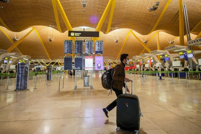 Paneles luminosos de la información de los vuelos en el Aeropuerto Madrid-Barajas Adolfo Suárez, durante el segundo día laborable del estado de alarma por el coronavirus en Madrid, en Madrid (España), a 17 de marzo de 2020.