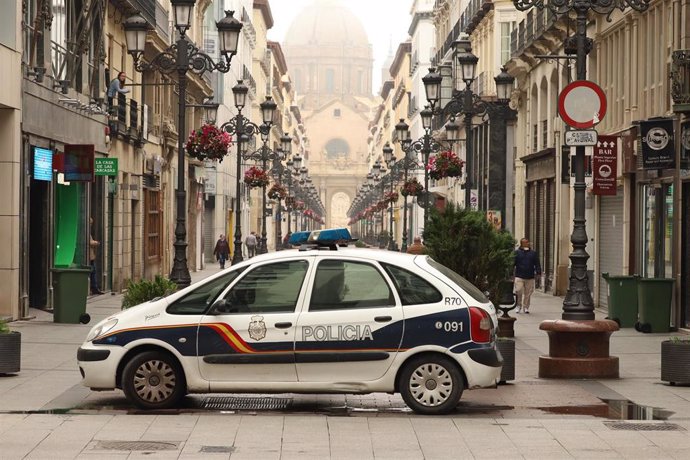 Un coche de policía aparcado en el centro de Zaragoza durante el tercer día laborable del estado de alarma por coronavirus