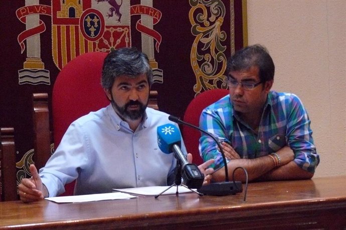 A la izquierda de la imagen, el alcalde de Coria del Río habla ante un micrófono