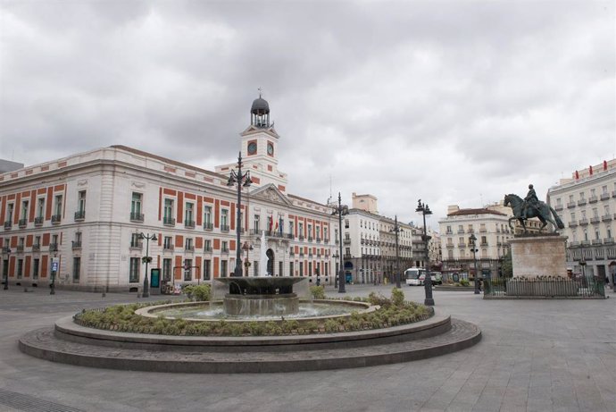 La turística Puerta del Sol madrileña vacía durante el estado de alarma decretado por el coronavirus, en Madrid (España), a 16 de marzo de 2020.