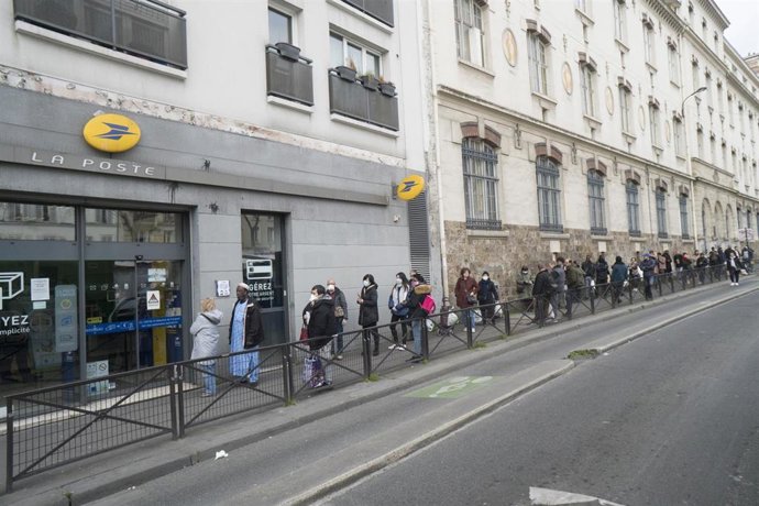 Colas para entrar en una oficina de correos de París
