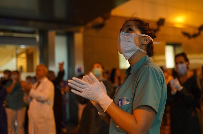 Una profesional de la sanidad se emociona y aplaude en el Hospital Infanta Luisa de Sevilla a 16 de marzo 2010