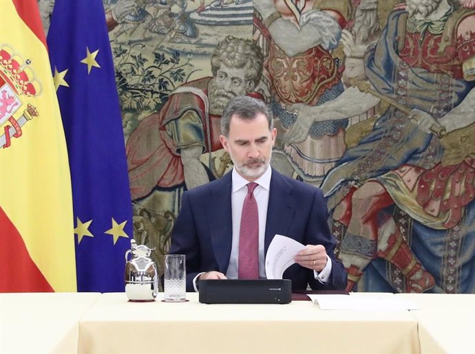 El Rey Felipe VI durante una reunión con el presidente del Gobierno, Pedro Sánchez, y el Comité de gestión técnica del coronavirus en el Palacio de la Zarzuela, en Madrid (España) a 17 de marzo de 2020.