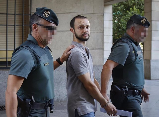 Sandro Marín (c) acusado junto a su padre de homicidio imprudente, delito contra la salud pública y de lesiones a feto.