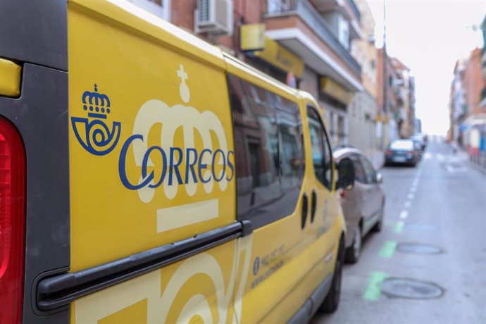 Un camión de reparto postal el mismo día en que ha comenzado a reducirse el horario de apertura de la red de las 2.500 oficinas postales de Correos como contención al coronavirus, en Madrid (España), a 16 de marzo de 2020.