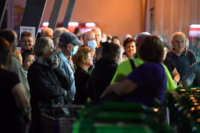 Personas hacen cola en un supermercado de Melbourne, Australia, en plena crisis del coronavirus.