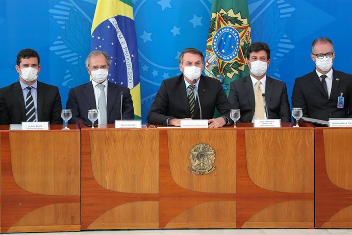 El presidente de BRasil, Jair Bolsonaro, y parte de su Gobierno durante una conferencia de prensa para presentar medidas de choque contra el coronavirus.