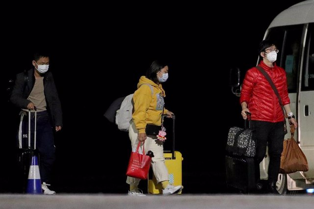 Ciudadanos australianos evacuados de la ciudad de Wuhan aterrizan en el aeropuerto de Isla de Navidad, territorio australiano en el océano Índico.