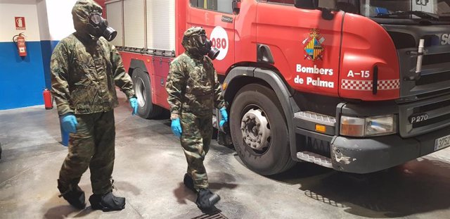 Efectivos del Ejército desinfectando el Parque de Bomberos de Sa Teulera, después de que un bombero diera positivo en coronavirus.