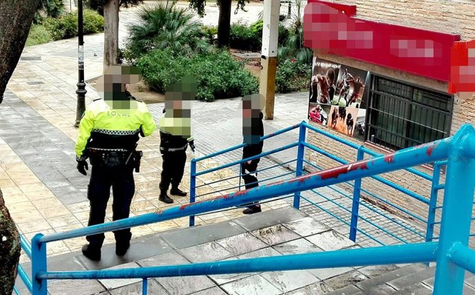 Agentes de la Policía Local de Mairena identificando a un ciudadano en Ciudad Aljarafe