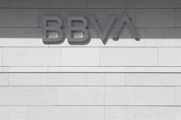Nuevo logo del BBVA en la fachada del edificio 'La Vela', sede de la compañía en Madrid.