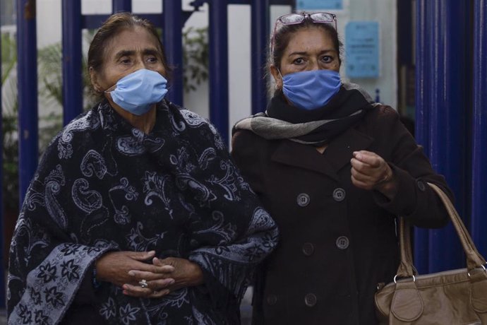 Mujeres con mascarillas en Ciudad de México
