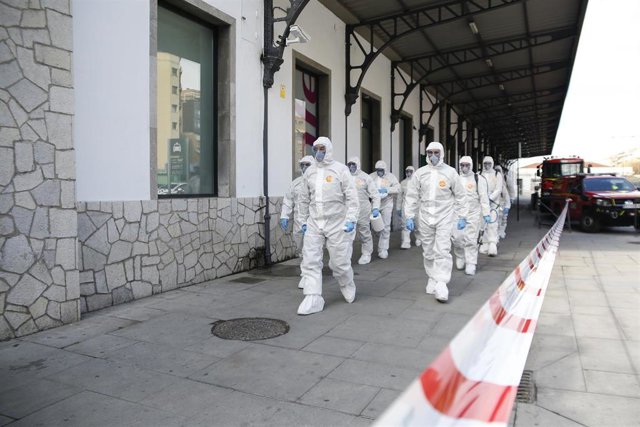 Efectivos de la UME trabajan en la desinfección de la estación de ferrocarril de Granada