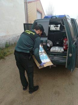 Un agente con material recibido.