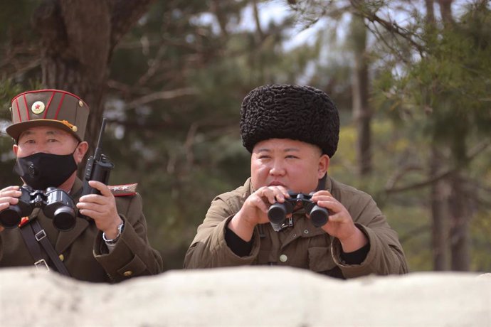 Kim Jong Un supervisa una prueba de misiles