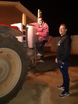 El alcalde de Paniza, Jose Manuel Cebrián, y Jesús Julián, durante el tratamiento de desinfección de la localidad para prevenir el COVID-19.