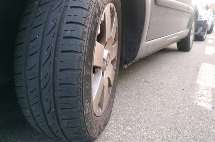 Imagen del neumático de un vehículo.