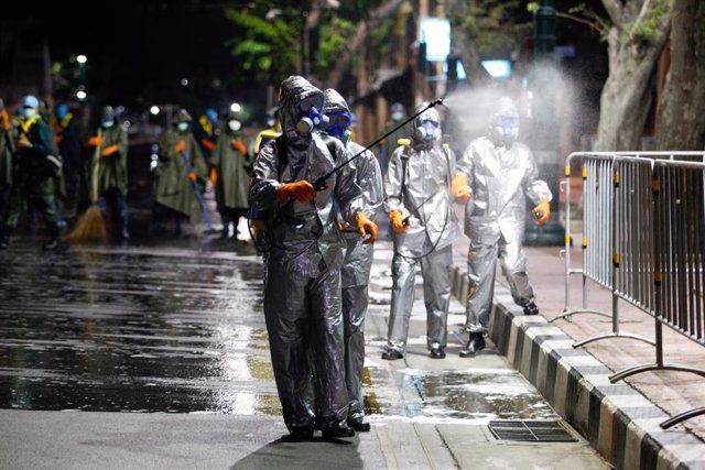 Militares tailandeses desinfectando las calles de Bangkok