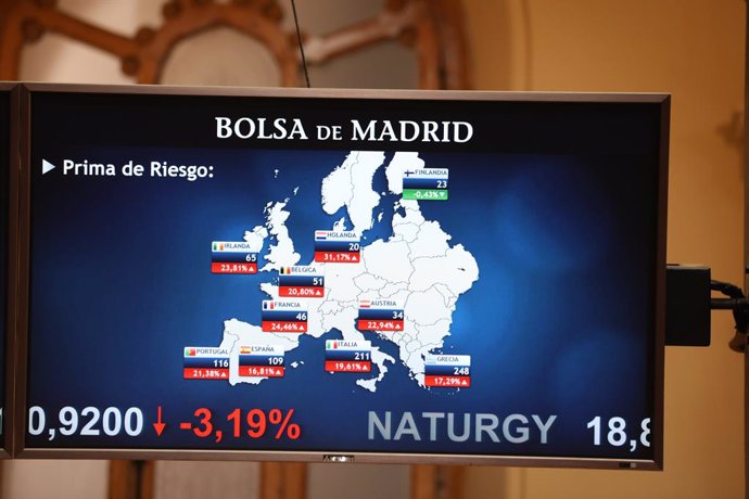 Pantalla de la Borsa de Madrid, l'Ibex-35 obre la sessió amb una caiguda del 7, 34%, Madrid (Espanya), 9 de mar del 2020.