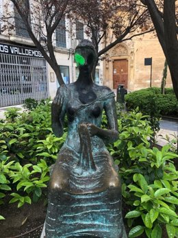 La escultura 'Dona cosint' de Pere Pavia.