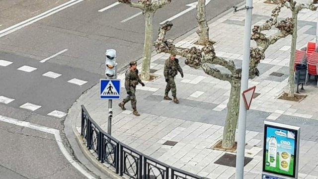 Una pareja de la sección de Artillería del Ejército vigila las calles de la capital palentina para hacer cumplir el estado de alarma decretado.