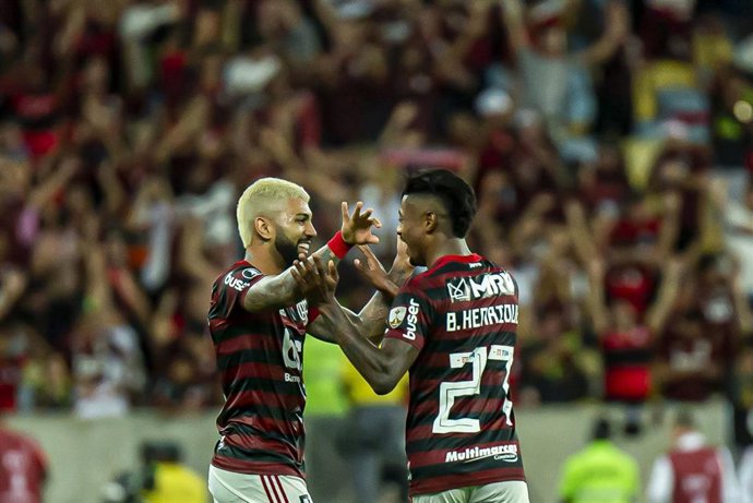 23 October 2019, Brazil, Rio de Janeiro: Flamengo's Bruno Henrique (R) celebrates scoring his side's first goal with teammate Gabriel Barbosa during the 2019 Copa Libertadores semifinal second leg soccer match between Flamengo and Gremio at the Maracana