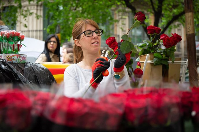 Prepara un ramo de rosas para celebrar el día de Sant Jordi en Barcelona