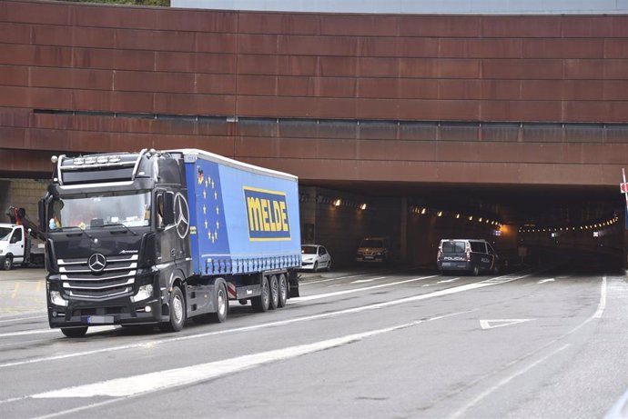 Un camión atraviesa el puesto fronterizo de Somport (Huesca) entre España y Francia tras el cierre de fronteras acordado por el Gobierno, en Huesca / Aragón (España), a 17 de marzo de 2020.