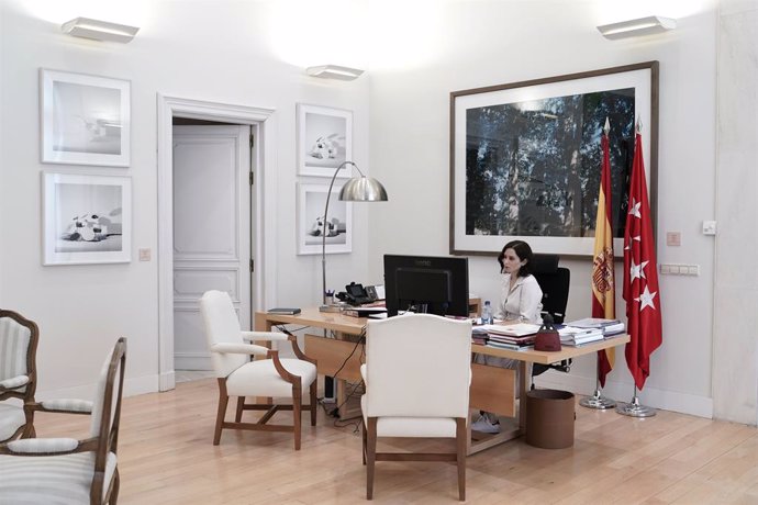 Isabel Díaz Ayuso al seu despatx (arxiu).