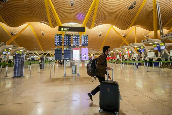 Paneles luminosos de la información de los vuelos en el Aeropuerto Adolfos Suárez Madrid-Barajas
