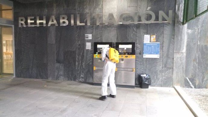 Efectivos de la Unidad Militar de Emergencias (UME) realizando labores de desinfección en las inmediaciones del Hospital Universitario Central de Asturias (HUCA).