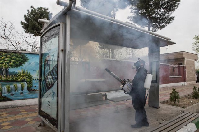 Desinfección de una parada de autobús en Teherán