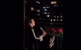 Foto: La música nos une contra el coronavirus: Ruth Lorenzo canta desde su balcón y es ovacionada por los vecinos