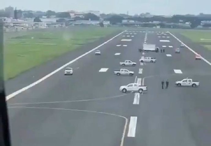 Imagen del bloqueo de la pista de aterrizaje del aeropuerto de Guayaquil
