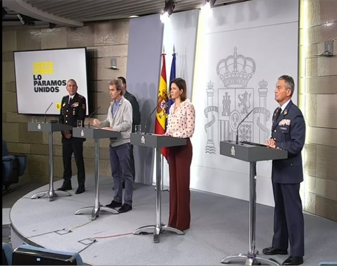 (I-D) El DAO de la Policía, José Ángel González; el DAO de la Guardia Civil, Laurentino Ceña; el director del Centro de Coordinación de Alertas y Emergencias Sanitarias, Fernando Simón; y el general del Ejército del Aire Miguel Ángel Villarroya