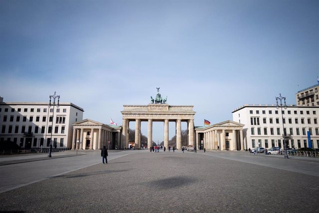 La Puerta de Brandenburgo, en Berlín, sin gente
