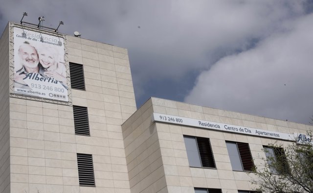 Fachada de la Residencia de Ancianos Albertia en el distrito madrileño de Moratalaz, donde han muerto siete personas y 40 permanecen aisladas por coronavirus, en Madrid (España) a 19 de marzo de 2020.