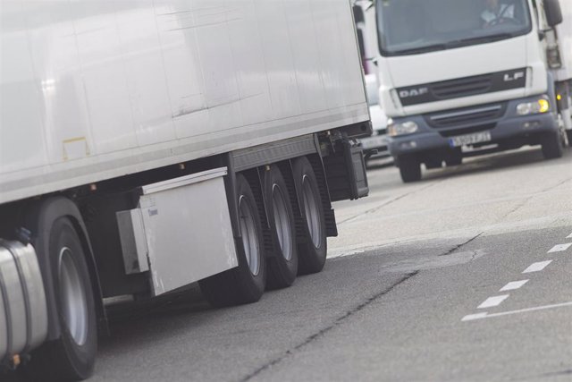 Coronavirus.- Gobierno flexibiliza los tiempos de conducción y descanso de los camioneros para garantizar el suministro