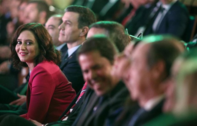 Imagen de recurso de la presidenta de la Comunidad de Madrid, Isabel Díaz Ayuso, y el presidente del Gobierno, Pedro Sánchez (a su derecha), durante la clausura de la Asamblea de elecciones de la Asociación de Trabajadores Autónomos, en Madrid.