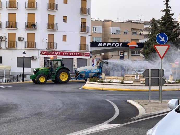 Imagen de las labores de desinfección de agricultores en Alhama de Granada