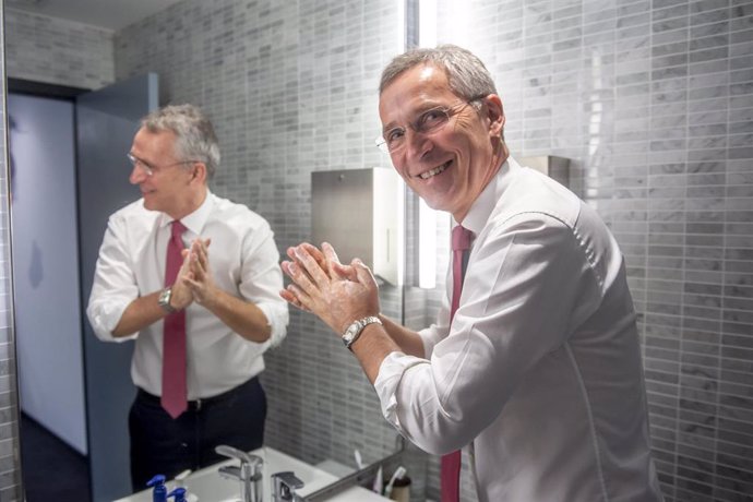 El secretario general de la OTAN, Jens Stoltenberg, lavándose las manos
