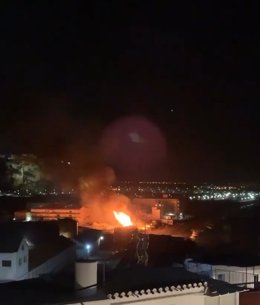 Imagen del incendio producido en la playa de La Guardia, en Salobreña