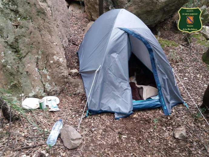 Tienda de campaña de un ciudadano extranjero acampado en la Serra, infringiendo el estado de alarma.