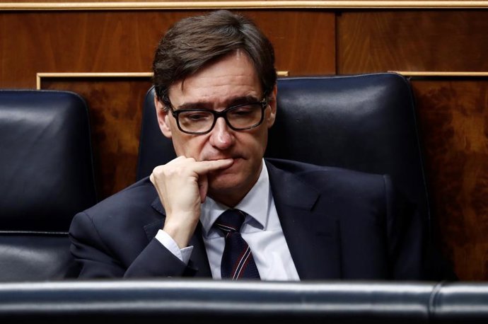 El ministro de Sanidad, Salvador Illa, durante la intervención del presidente del Gobierno, Pedro Sánchez, para explicar la declaración del estado de alarma y las medidas para paliar las consecuencias de la pandemia provocada por el coronavirus