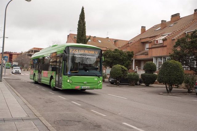 Imagen de un autobús interurbano a su paso por la localidad madrileña de Colmenar Viejo.